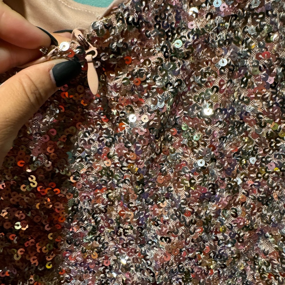 Awesome sequin catsuit. Stunning! - Picture 6 of 8